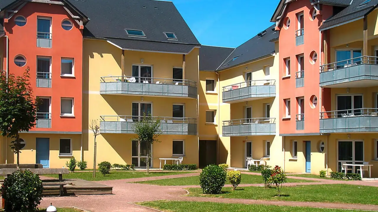 Apartment with terrace, garden & pool